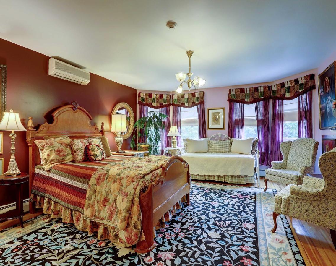 The Fairlawn Inn Hunter Room photo