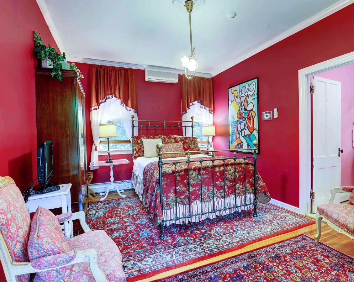 The Fairlawn Inn Hunter Room photo